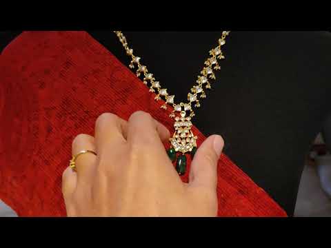 Classique Pearl Necklace With Emeralds