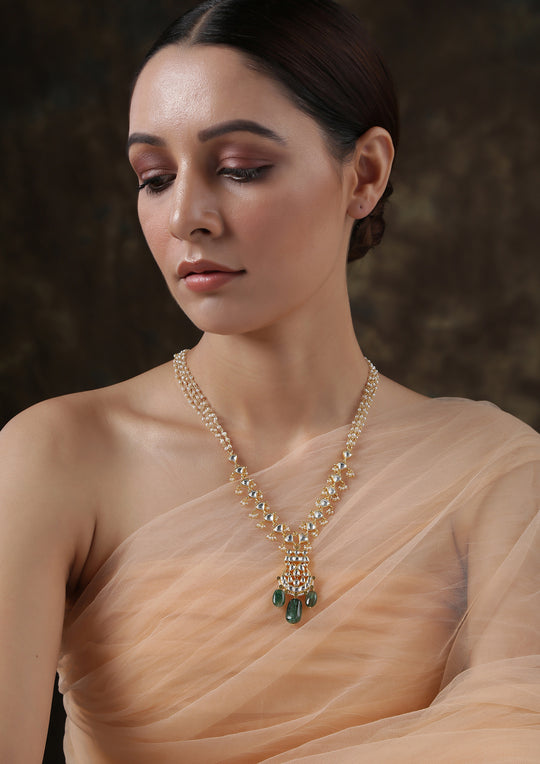 Classique Pearl Necklace With Emeralds