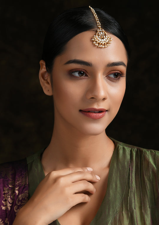 'Navmi' Classic Monochrome Pankhi Maangtika With Pearl String
