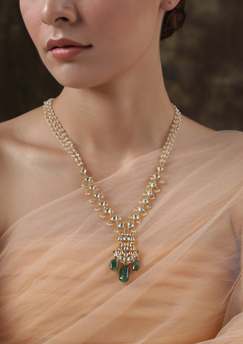 Classique Pearl Necklace With Emeralds